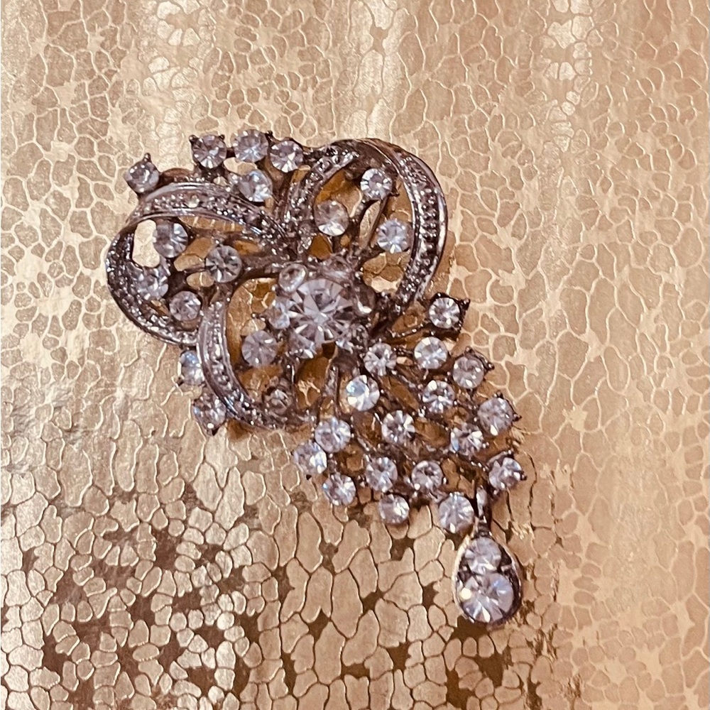 Beautiful Vintage Rhinestone silver tone brooch pendant in leaf pattern